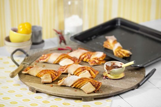 KAISER Adjustable Baking Sheet 33 - 52 cm Delicious Good Non-Stick Coating Practical Grip Edge Individual Size Adjustment with Gradations in cm - Image 4